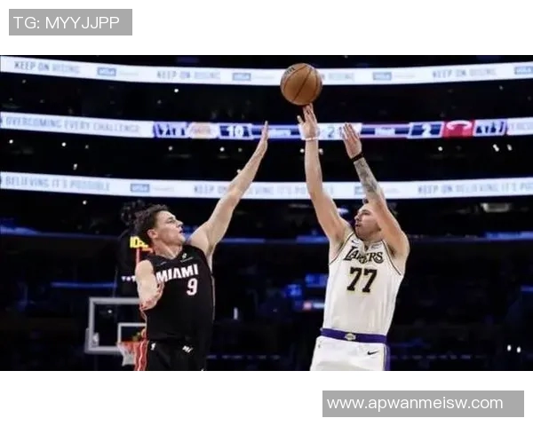 白边砍下29+10，热火主场力克湖人